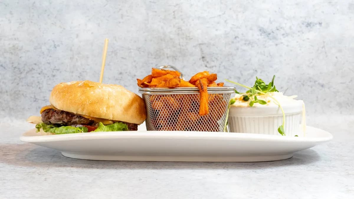 Kézműves marhahamburger édesburgonyával, coleslaw salátával