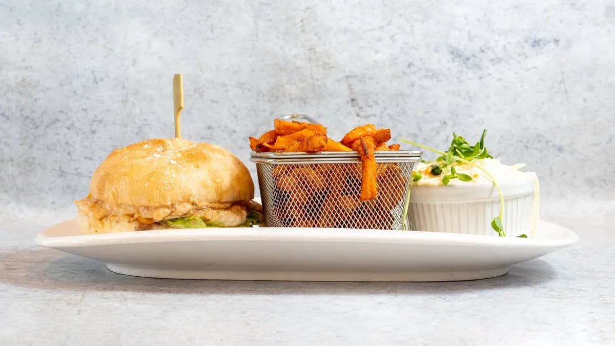 Kézműves csirkehamburger édesburgonyával, coleslaw salátával