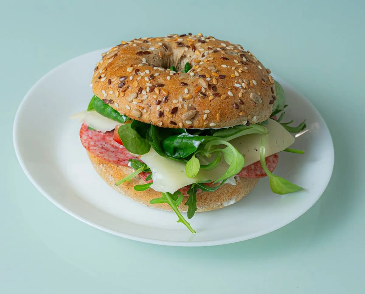 Cristalina bagel szalámis