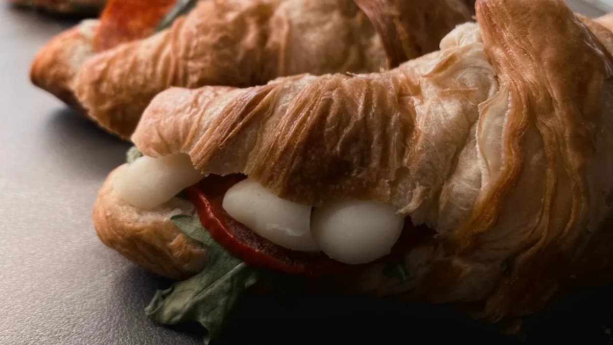 Paprikás szalámis croissant