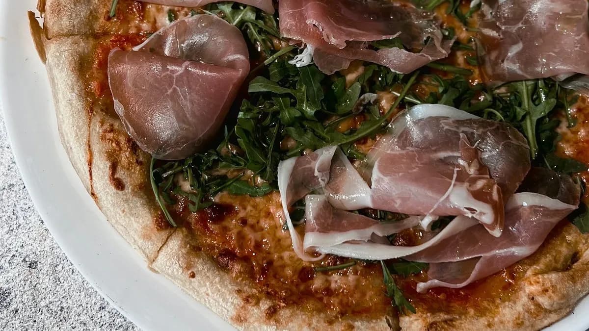 Prosciutto pizza