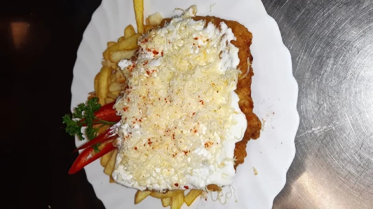 Rántott sertéskaraj fokhagymás tejföllel, füstölt sajttal, steak burgonyával