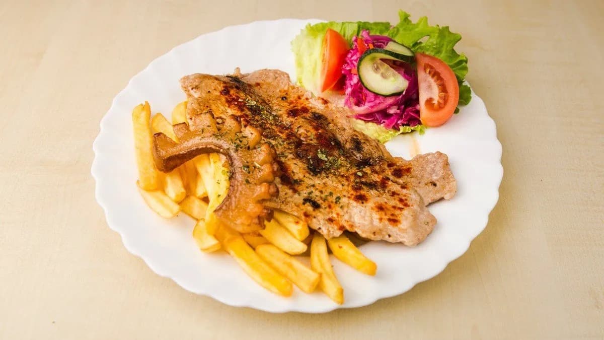 Cigánypecsenye kakastaréjjal, hasábburgonyával