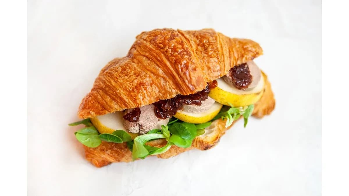 Kacsamájpástétomos körtés croissant szendvics