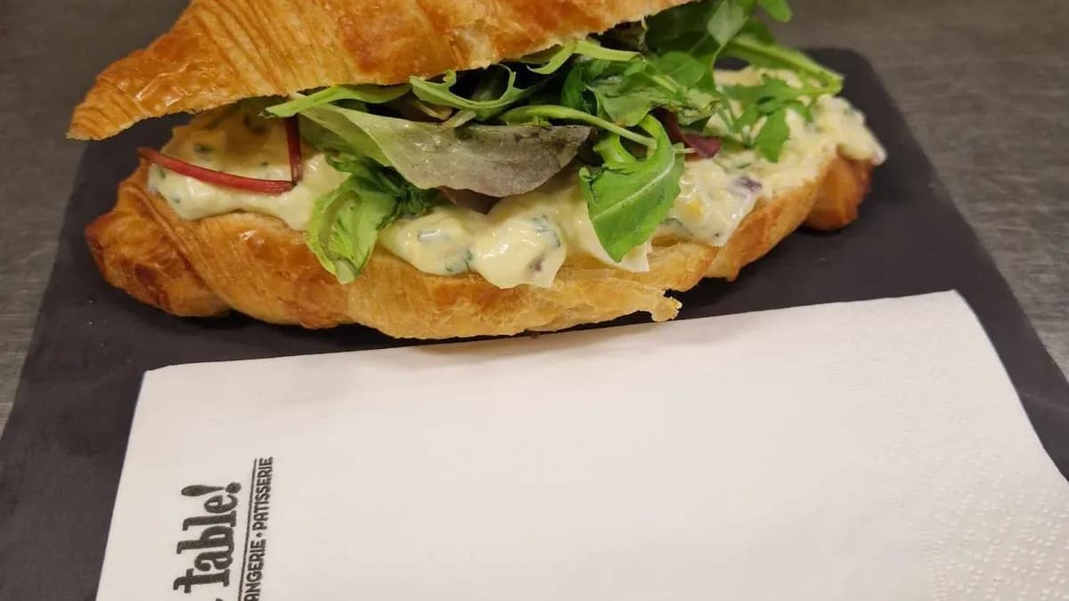 Avokádós tojáskrémes Croissant szendvics