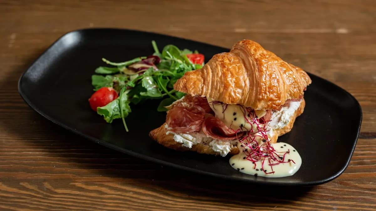 Croissant Champs-Elysées Benedict