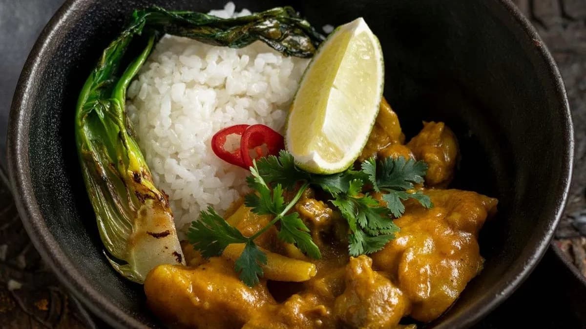 Thai csirke curry & grillezett pak choi