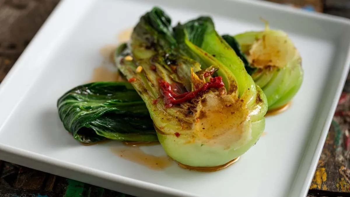 Grillezett Pak Choi chilli olajjal, szezámmal