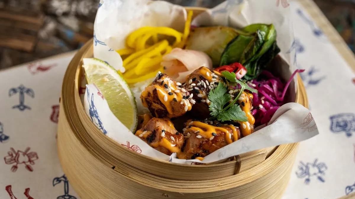 Teriyaki lazac, daikon retek & grillezett pak choi, siracha majonéz