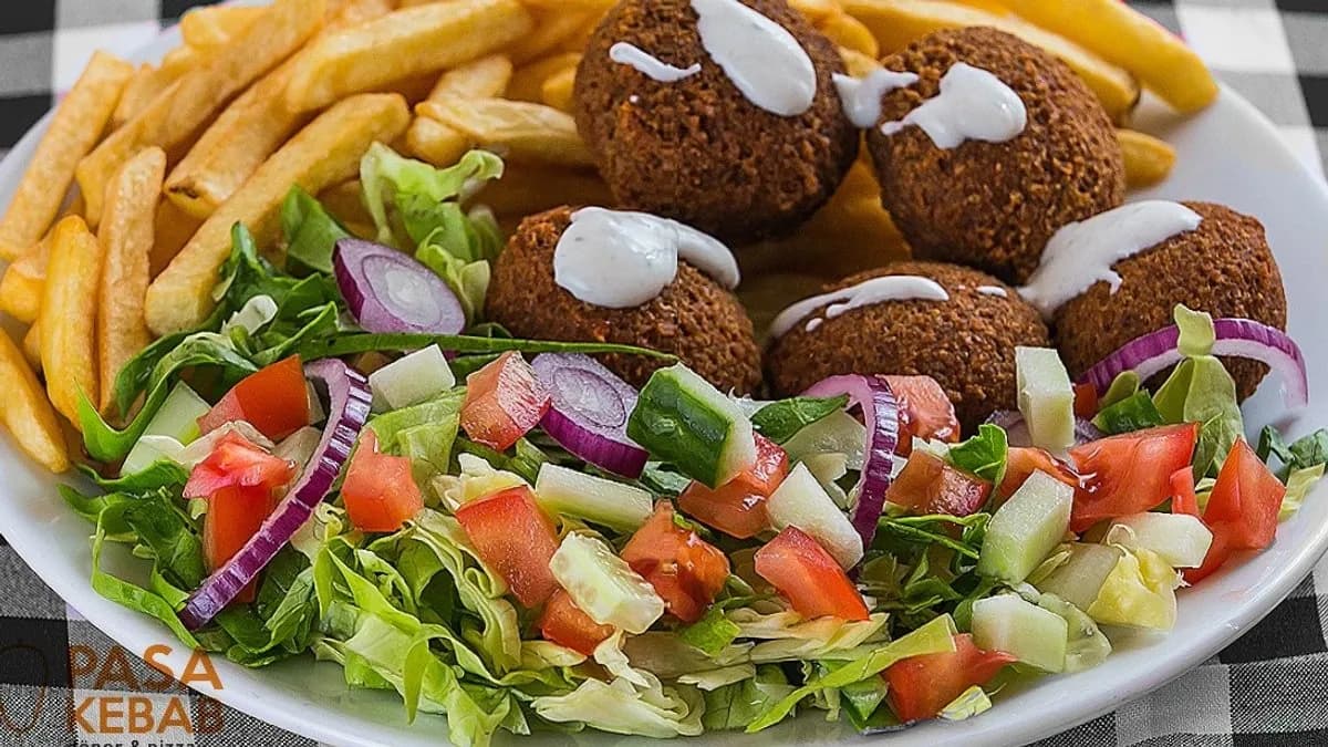 Falafeles kebab tál