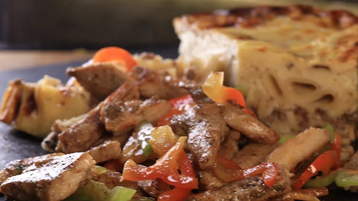 Penne tészta grillezett csirkedarabokkal, zöldpaprikával & besamellel