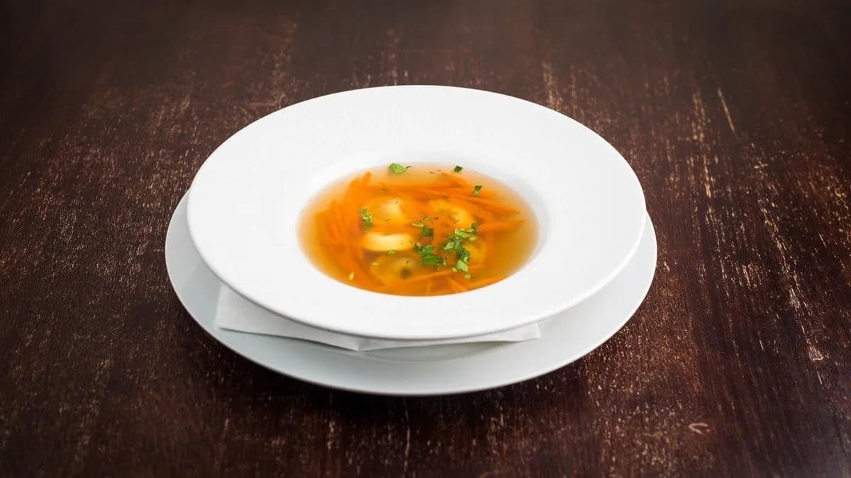 Húsleves tortellinivel