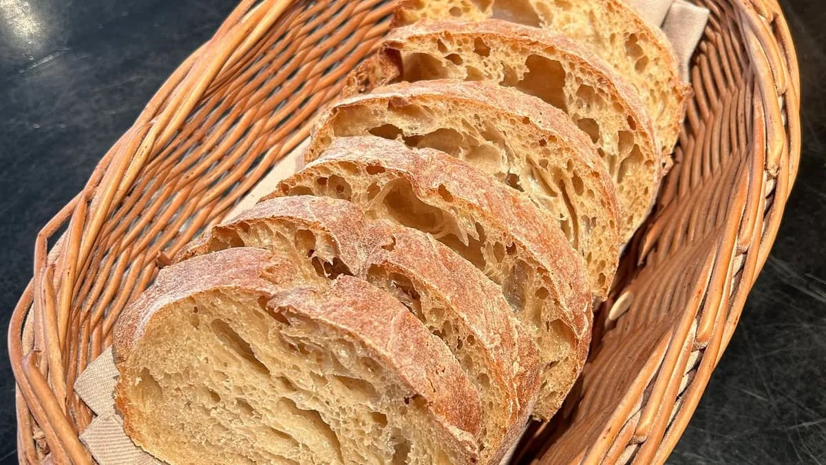 EGY KOSÁR HÁZI KOVÁSZOLT KENYÉR