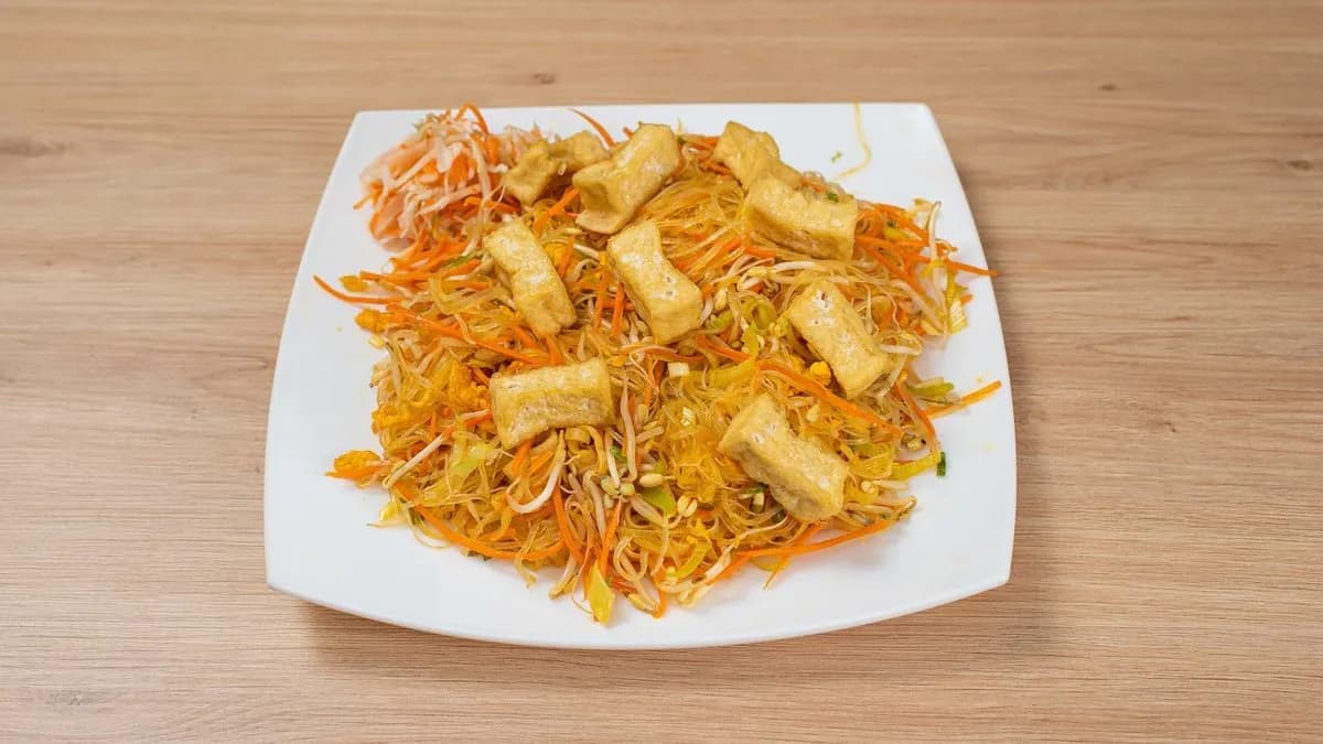 Pirított üvegtészta tofuval