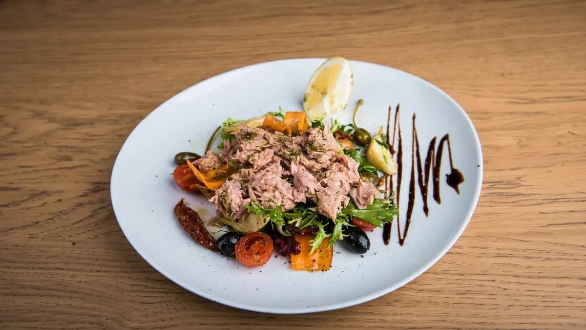 Vegyes saláta tonhallal