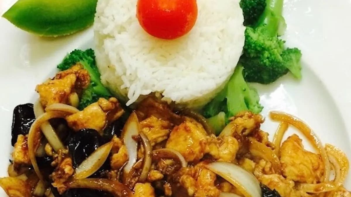 Wok 4 - Hagymás csirke fafülgombával