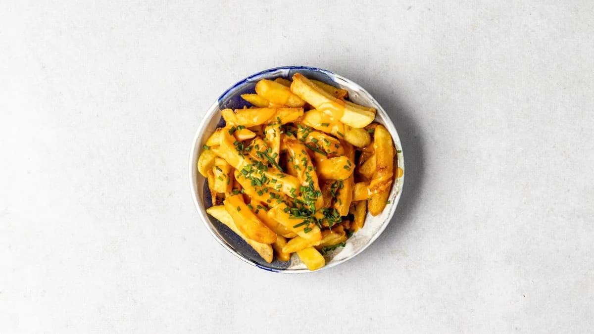 Frytki z sosem serowym