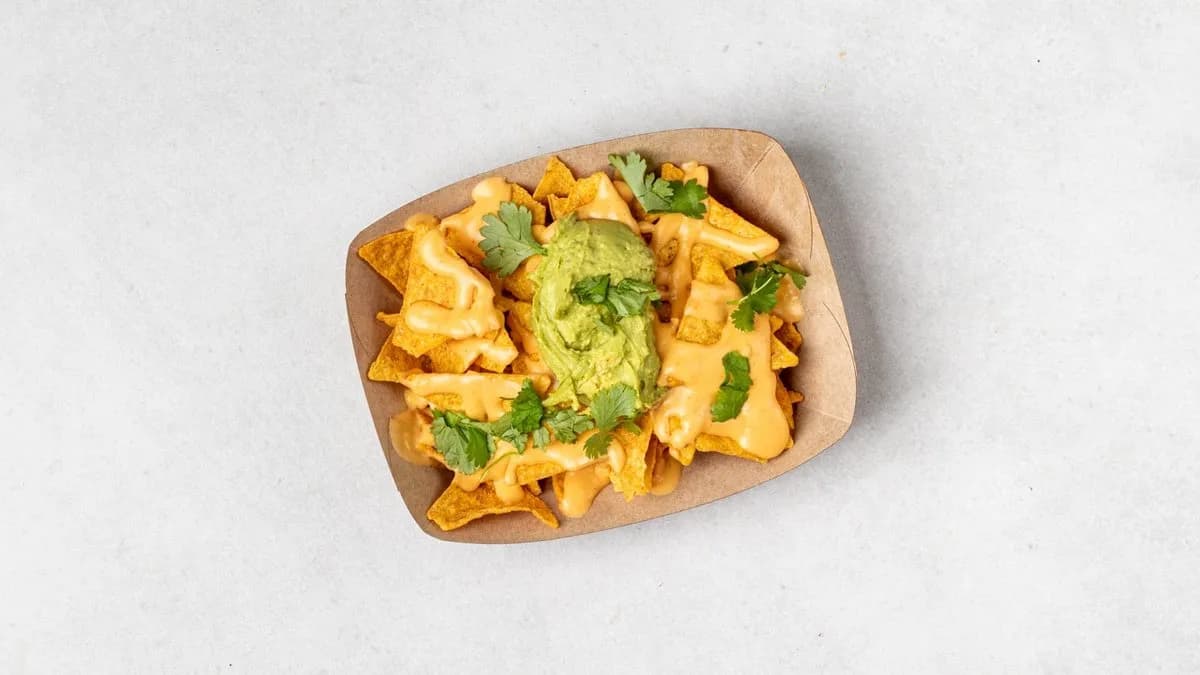 Naczosy z sosem serowym i guacamole