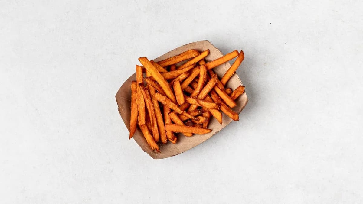 Frytki z batatów i sos