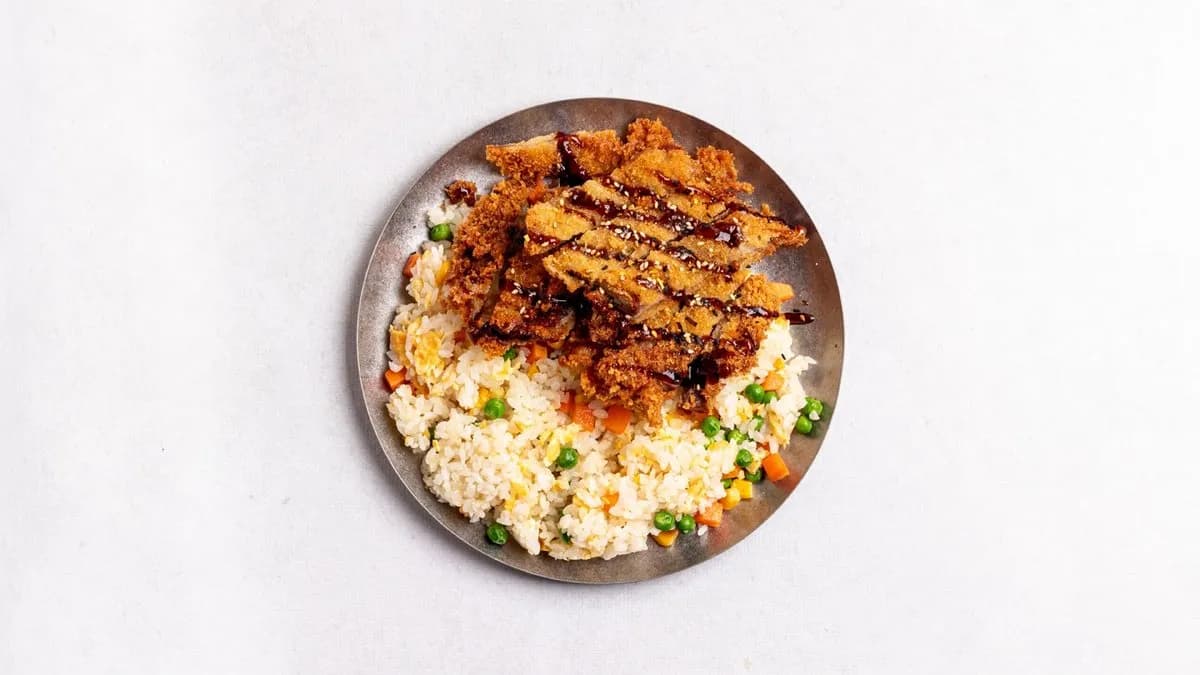 Kotlet schabowy ze smażonym ryżem