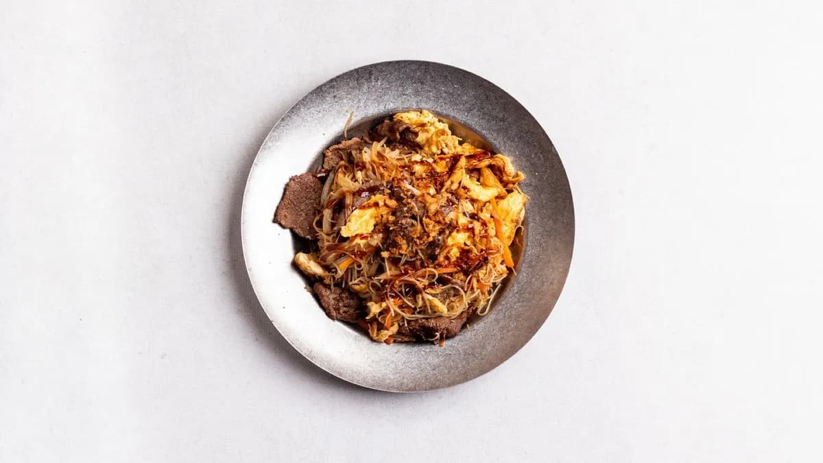 Smażony makaron ryżowy z wołowiną