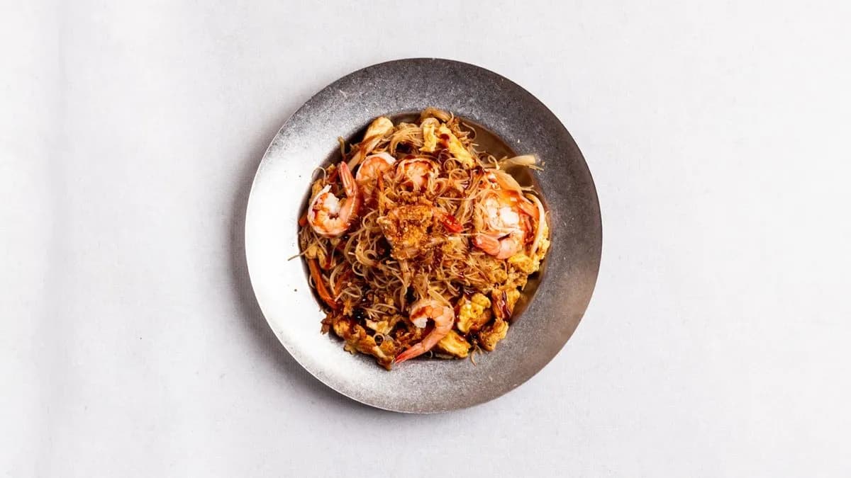 Smażony makaron ryżowy z krewetkami