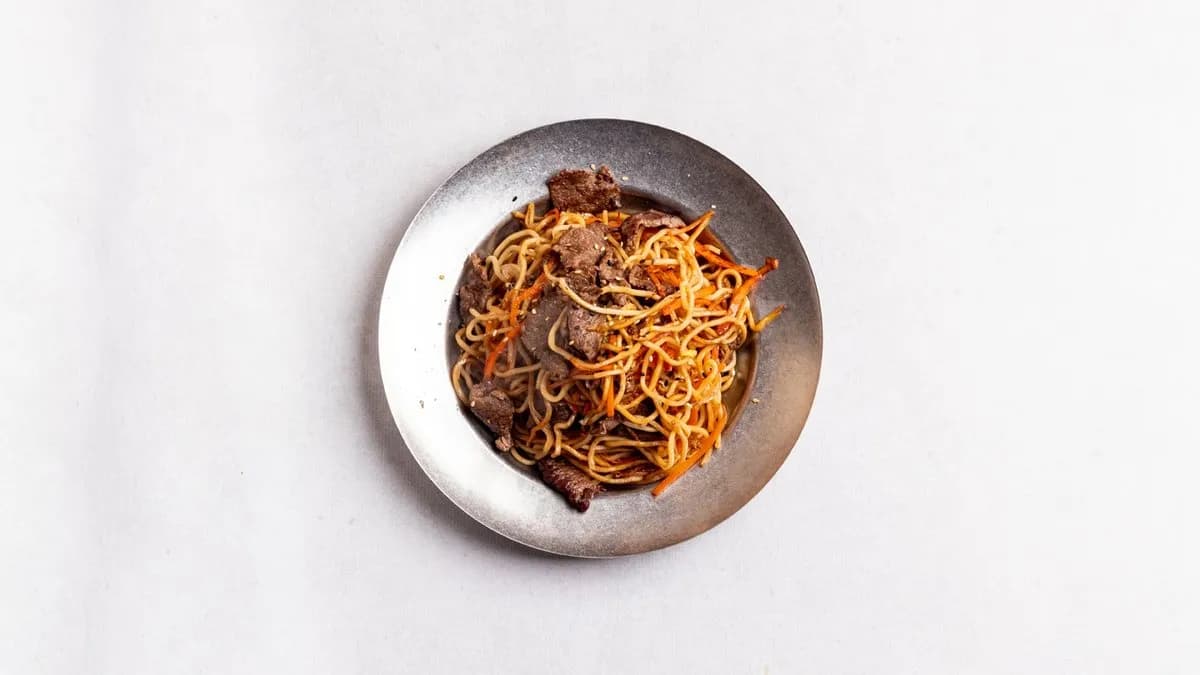 Smażony makaron z wołowiną