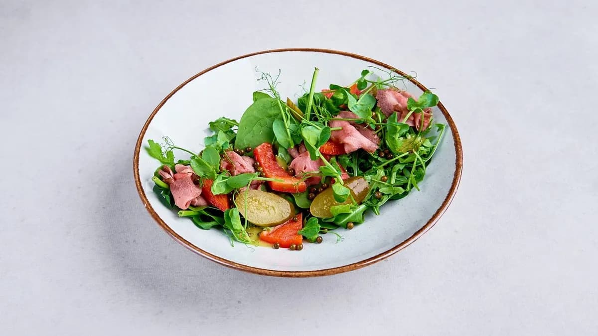 Sałata z grillowaną wołowiną