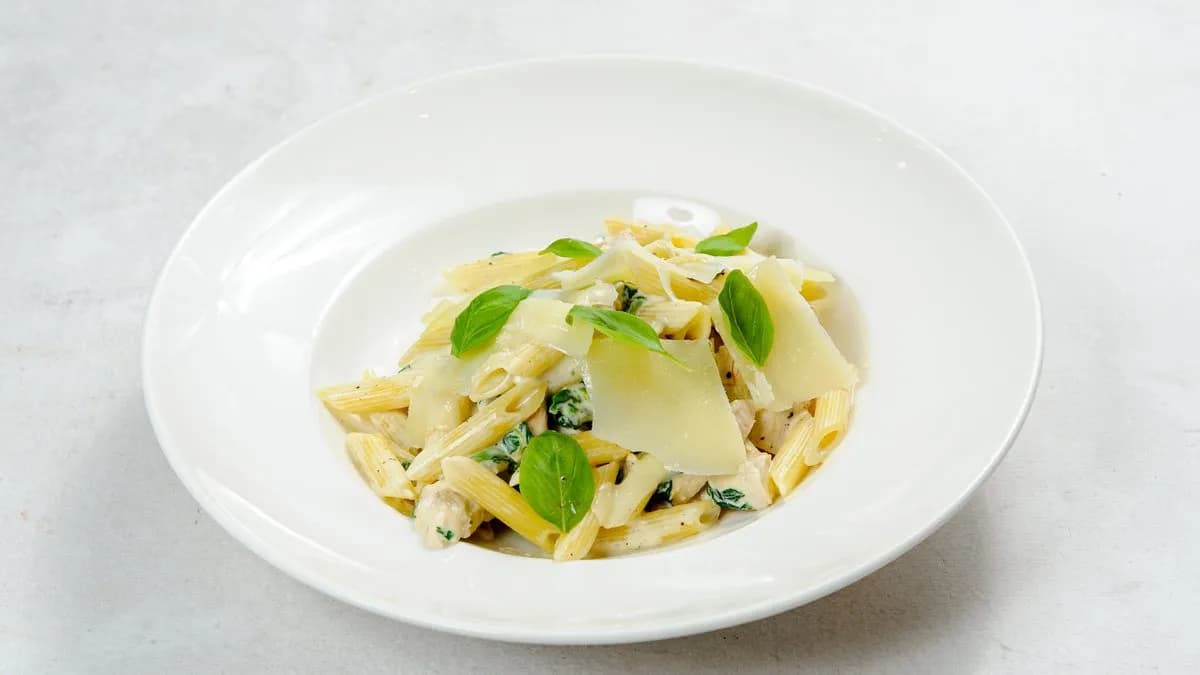 Penne con pollo e spinaci