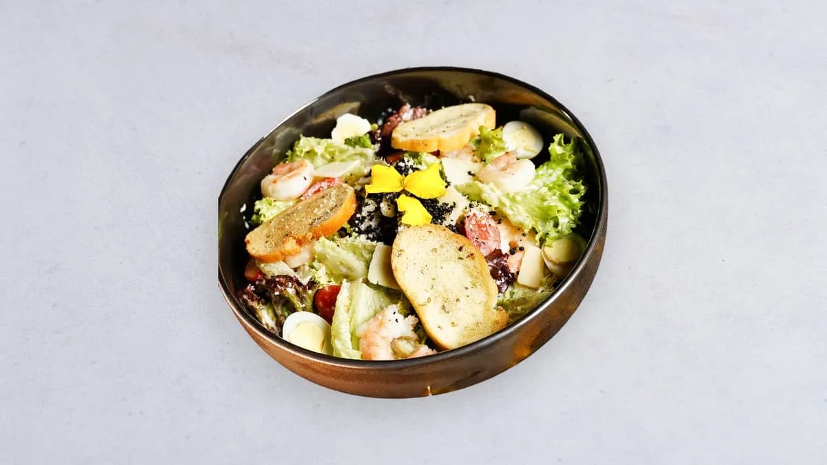 Sałatka cezar z krewetkami