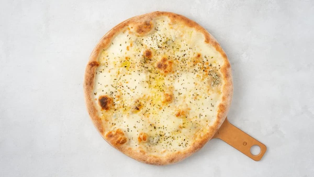 Black pizza quattro formaggi