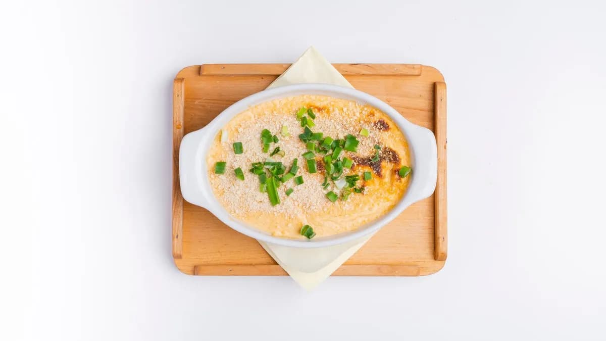 Zapiekany: Szarpana wołowina, cheddar, kukurydza, sos serowy