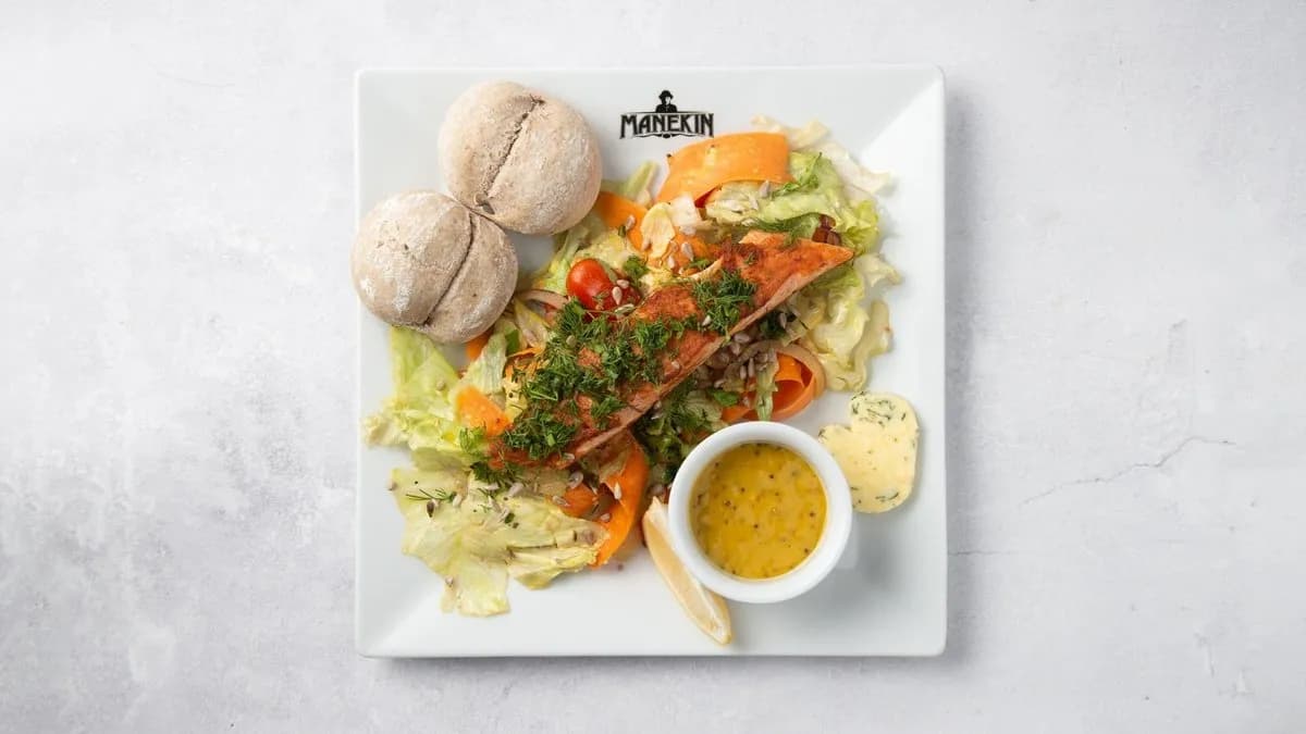 Sałaty z łososiem grillowanym, sos miodowo - musztardowy