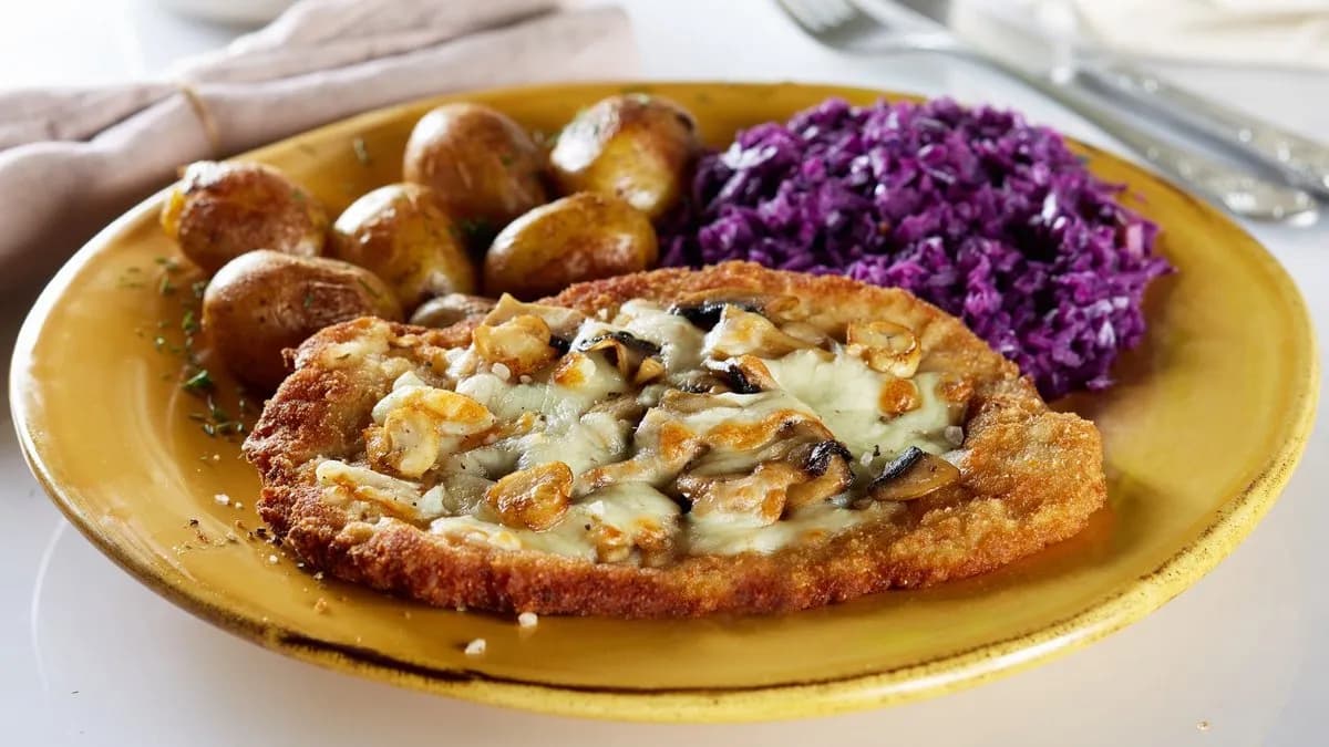 Kotlet schabowy z serem i pieczarkami