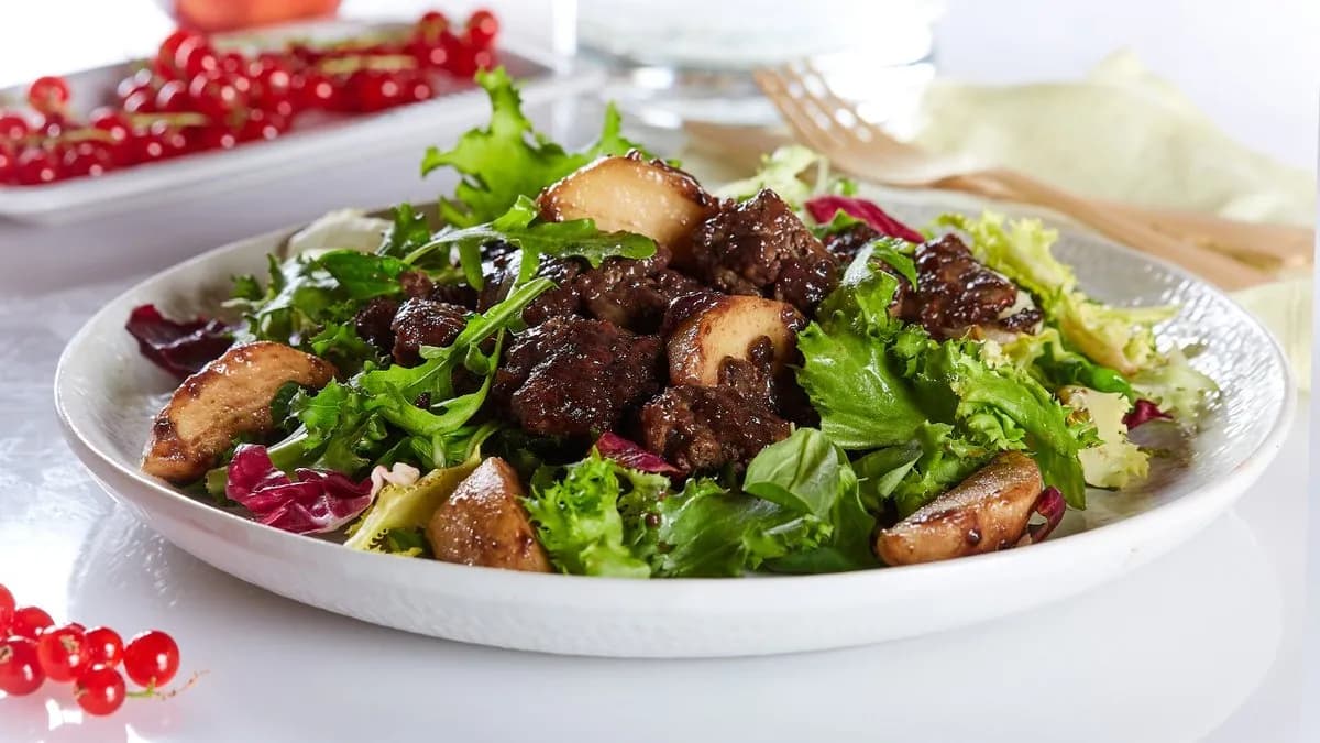 Sałatka z wątróbką w porzeczkach