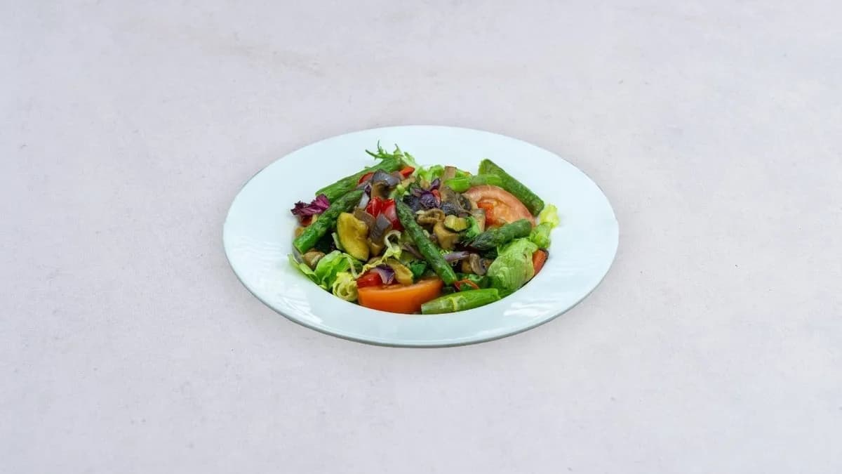 Misa grillowanych warzyw ze szparagami