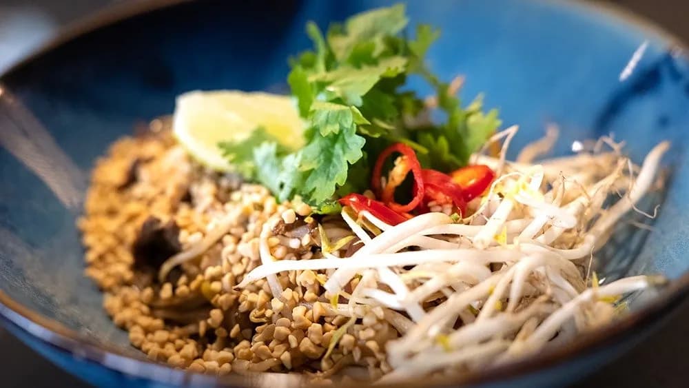 Wegański pad thai z sezonowymi warzywami