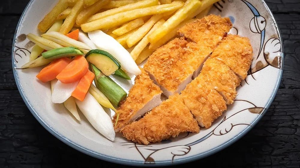 Torikatsu z frytkami z batatów