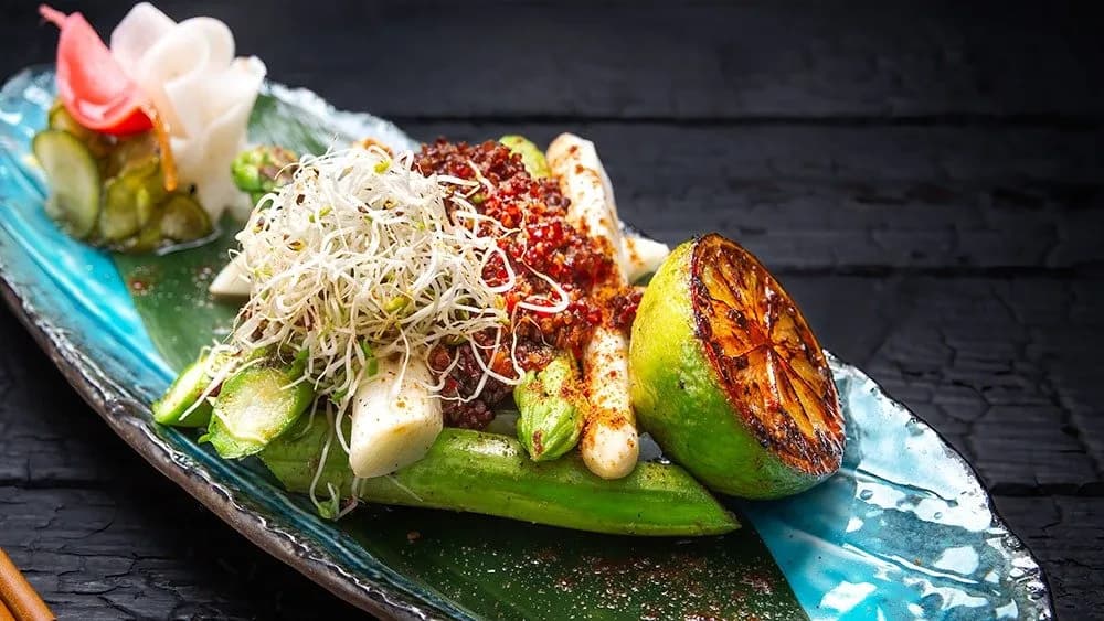 GRILLOWANE SZPARAGI Z MISO I PIKANTNĄ KOMOSĄ RYŻOWĄ