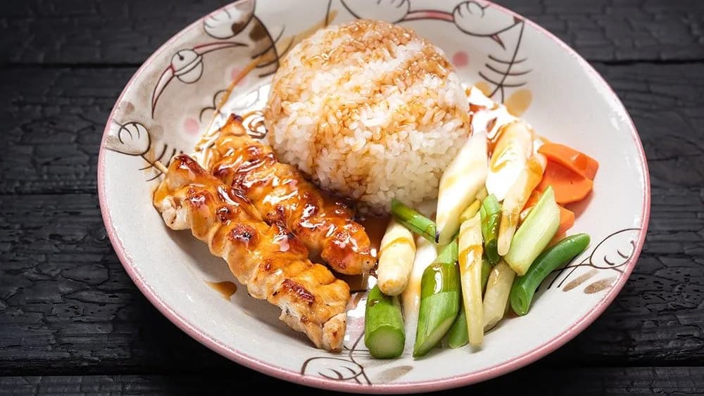 Yakitori z kurczaka karmelizowany w sosie teriyaki