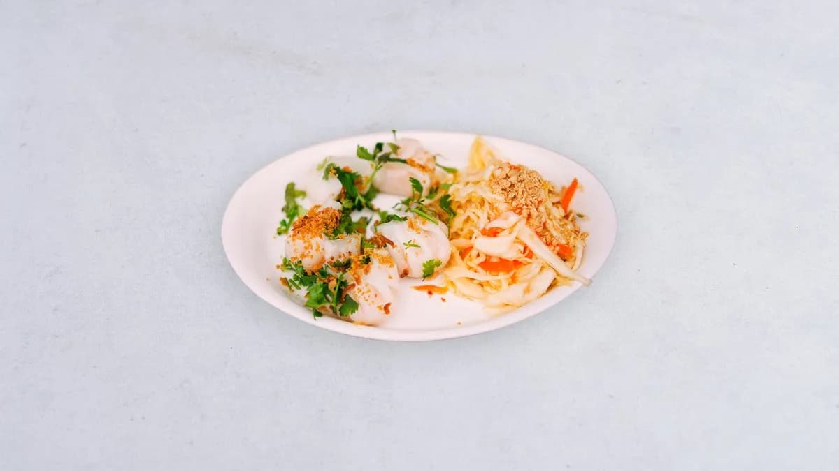 Khao pad na ostro z krewetkami, kurczakiem, ananasem i tajska bazylia