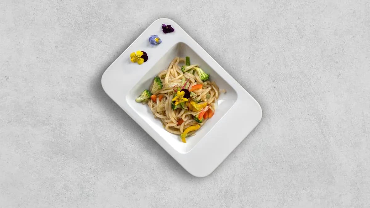 Makaron pszenny smażony z warzywami dla dzieci