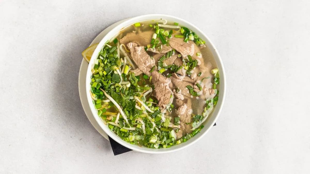 Zupa pho ze smażoną wołowiną