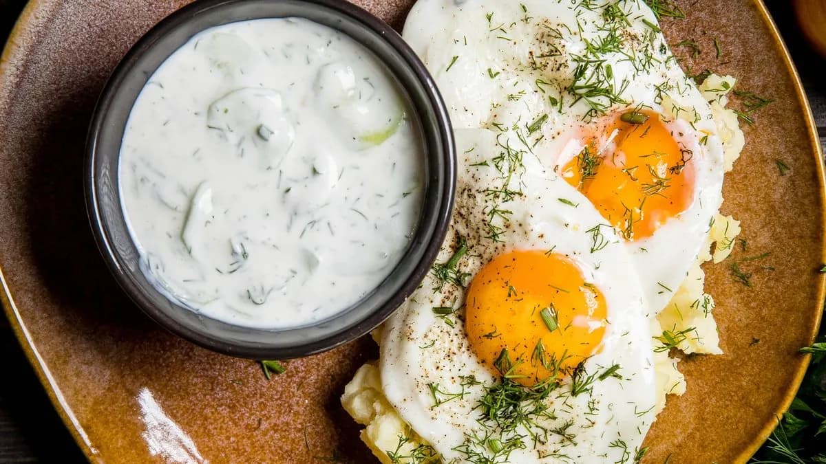 Puree z pyrów z jajkiem sadzonym i mizerią