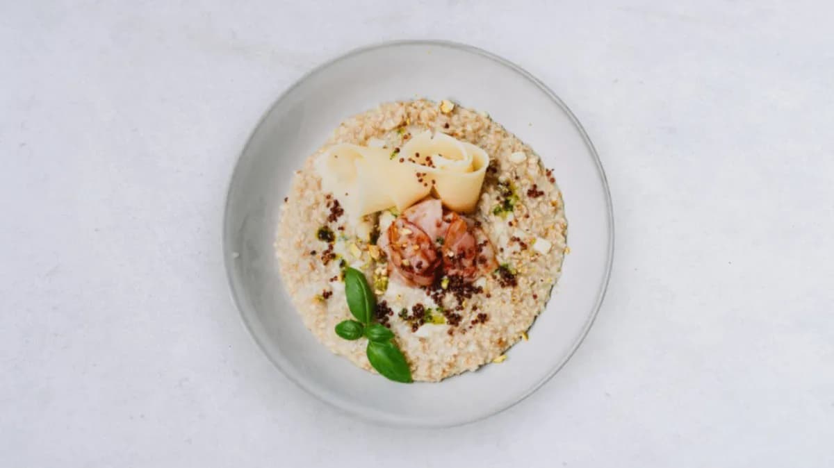 Owsianka na słono z bekonem