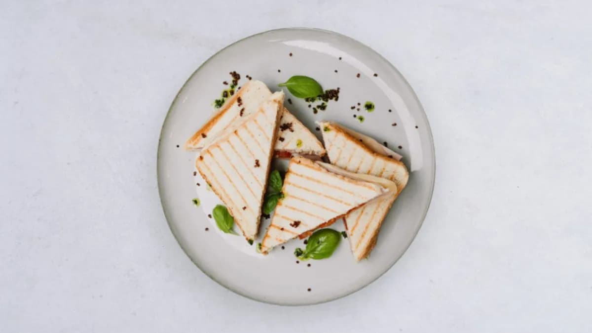 Tosty z szynką i serem