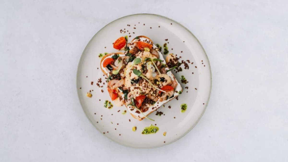 Briosz z bekonem i jajkiem