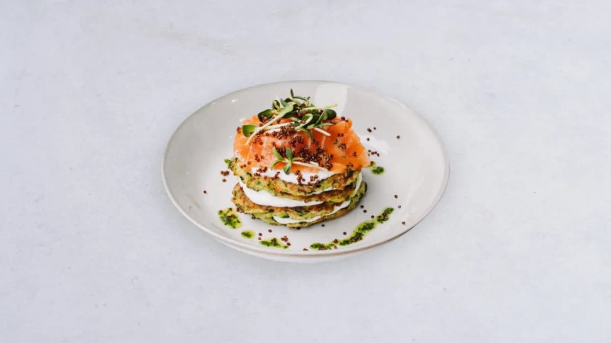Cukiniowe placuszki z łososiem