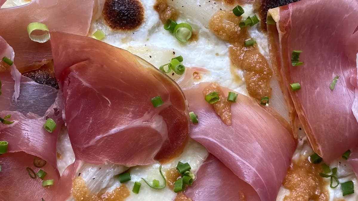 Pizza Bianca z białymi szparagami