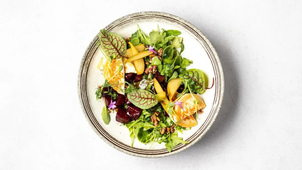 Sałata z kozim serem i burakami